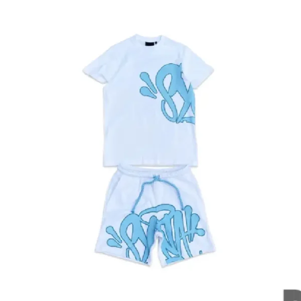 Conjunto corto blanco con el logotipo de Syna World
