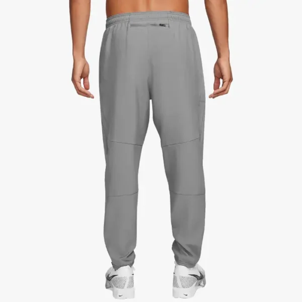 Pantalón gris Syna World x Nike Challenger - Image 2
