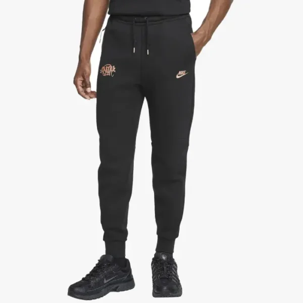 Pantalones deportivos negros de tejido polar Cee Tech de Syna World x Nike Central - Image 3